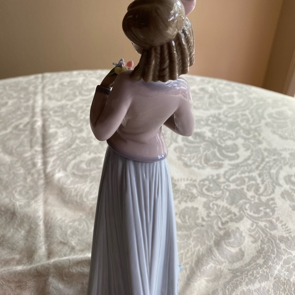 RETIRED 1996 ‘INNOCENCE IN BLOOM LLADRO’ PORCELAIN FIGURINE-Item# 01007644 - Picture 5 of 9